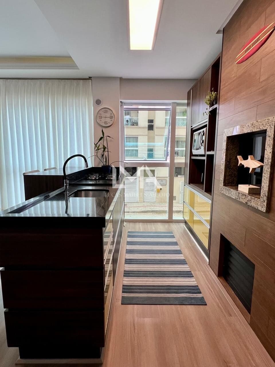 APARTAMENTO MOBILIADO, MUITO BEM LOCALIZADO NO PEREQUÊ