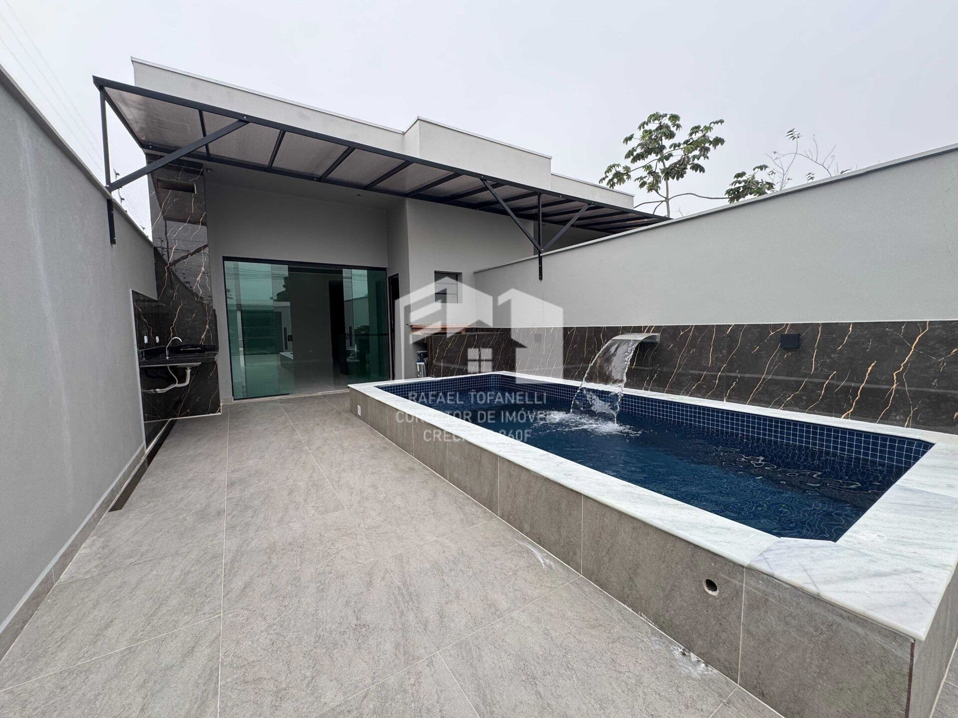 Linda casa com pé direito alto e a 500 metros do mar!