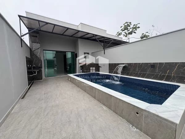 Linda casa com pé direito alto e a 500 metros do mar!
