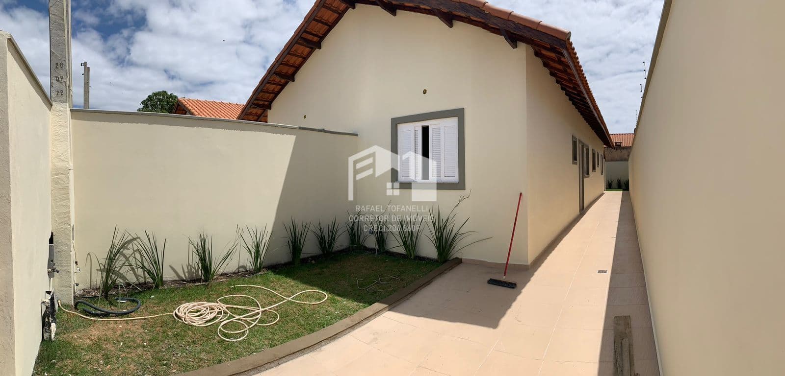 Casa com quintal e gramado em excelente bairro de Itanhaém