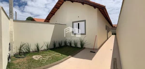 Casa com quintal e gramado em excelente bairro de Itanhaém