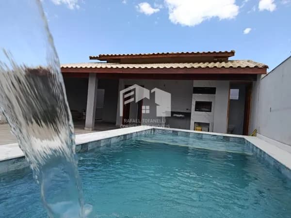 Casa à 50 metros do mar com 3 dormitórios sendo 2 suítes!