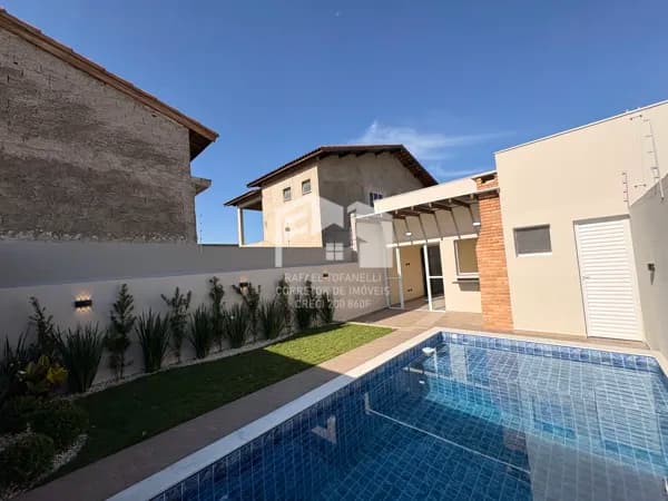 Casa com piscina próxima a praia