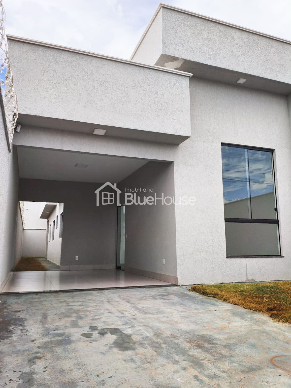 Casa 2 Quartos sendo 1 suíte com Pé Direito Duplo no Bairro Independência.