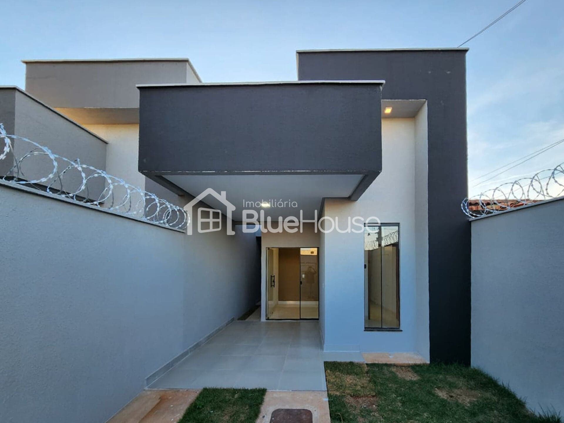 Casa de 3 Quartos sendo 1 suíte em acabamento moderno no Setor Santa Fé, Goiânia.
