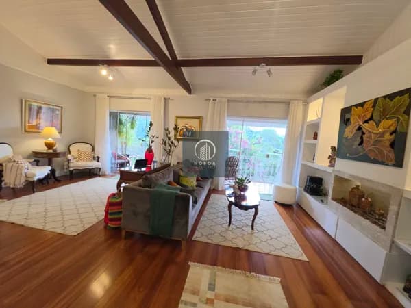 Oportunidade em Quebra Frascos! Casa em Condomínio com 4 Quartos, 2 Suítes e 269,71 m² Espaço, segurança e charme serrano reunidos em um só lugar. Uma casa completa, perfeita para quem busca conforto, lazer e um estilo de vida privilegiado em um dos ba