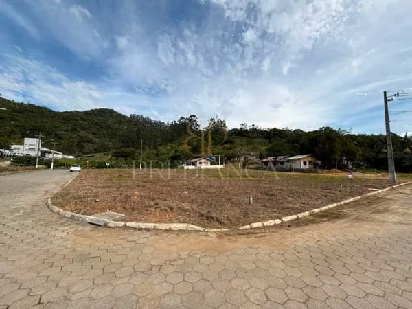 Lote de esquina à venda em Ilhota