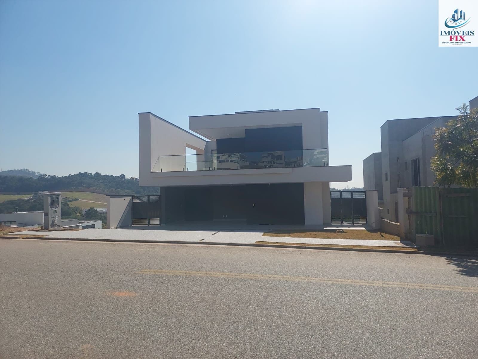 Alphaville Jundiaí | Casa Nova com 4 Suítes, Piscina e Preparação para Elevador.