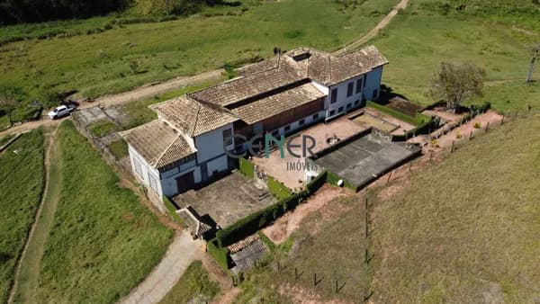 Fazenda histórica de 155 ha com sede secular em Santos Dumont MG