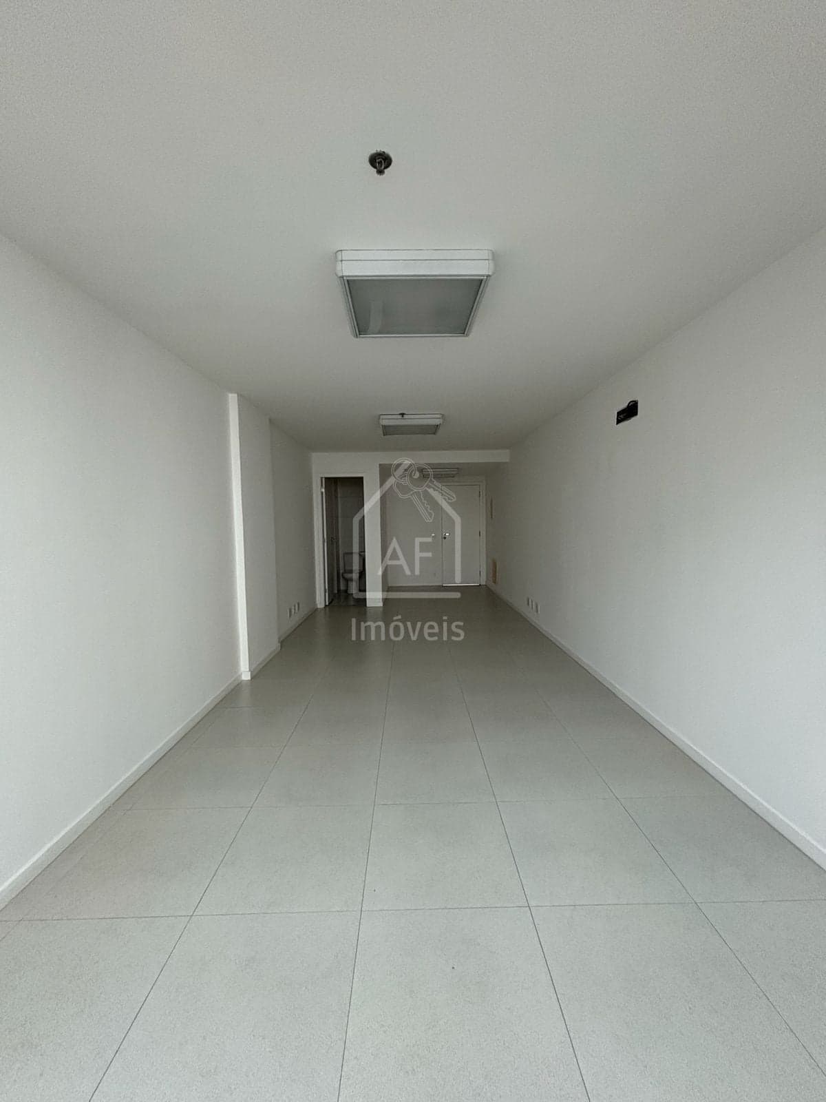 Sala comercial no Ingá com vaga