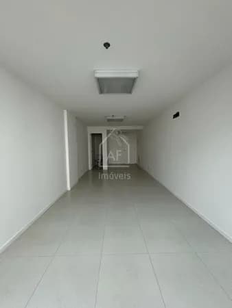 Sala comercial no Ingá com vaga