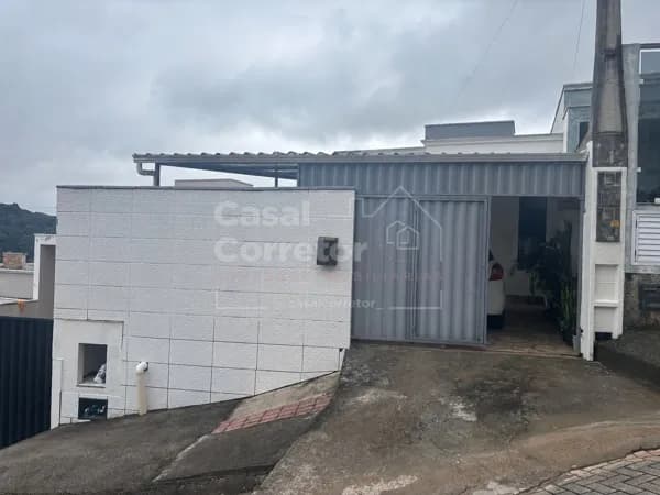 Casa com excelente padrão construtivo e possibilidade de ampliação