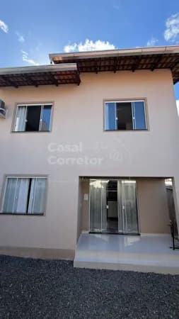 Casa com 2 dormitórios no Jardim Azaleia.