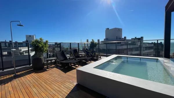 Apartamento em Jurerê a 150 metros da praia mais cobiçada de Florianópolis