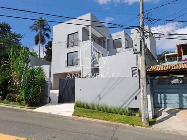 Casa em condomínio com 3 quartos à venda na Granja Viana com 298m² e 3 vagas de carro ao lado do Shopping Granja Viana