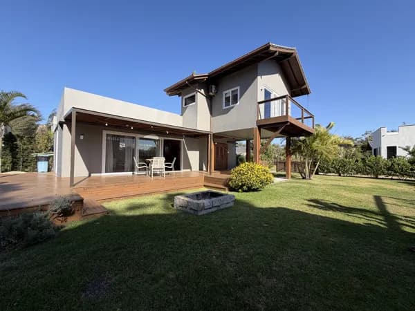 Casa à Venda em Condomínio a 100 metros da Praia do Luz