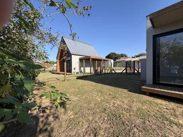 Casa Bryde | O privilégio de viver entre a lagoa e o mar na Barra da Ibiraquera