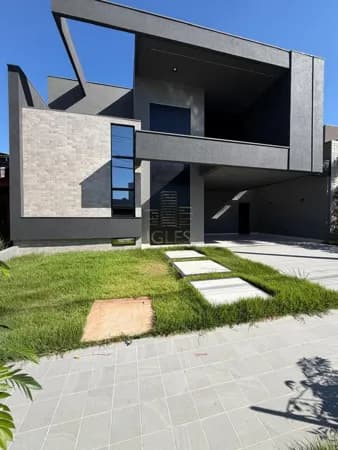 Casa Térrea Contemporânea com Pé-Direito Duplo e Energia Fotovoltaica | Village La Montagne I Ref. 192