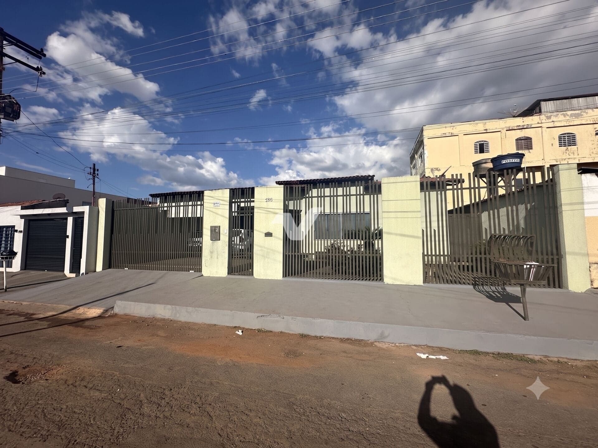 CASA GRANDE, DISPONÍVEL NA FORMOSINHA (Prox a Av Brasília).