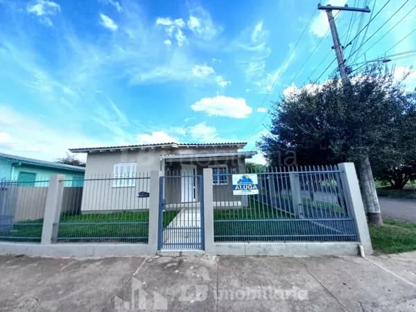 Casa Alvenaria medindo 220m2, com 3 dormitórios, 3 banheiros, garagem para 2 carros