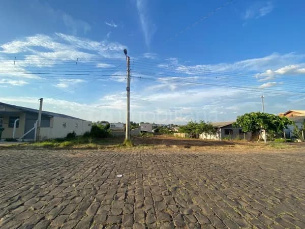 Terreno com 605 m²