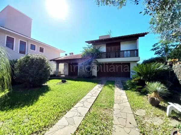 Casa Alto Padrão Central com piscina.