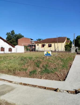 Terreno de Esquina, com calçada, ideal para construção.
