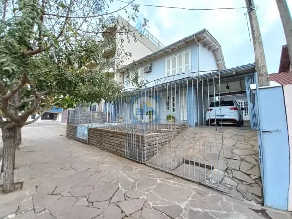 Casa de Alvenaria medindo 224m2, com 4 dormitórios, com piscina,terreno 11x33mts.