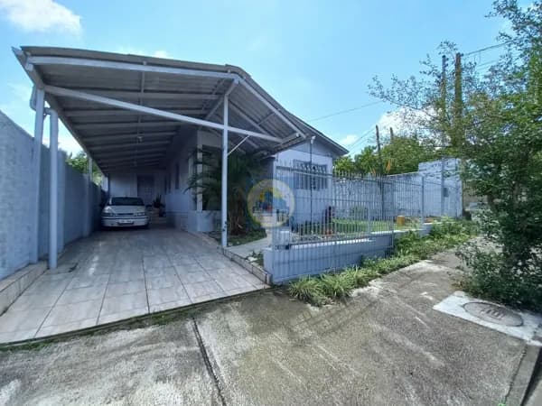 Casa de Madeira com 104 m2 3 dormitórios, garagem 2 carros.