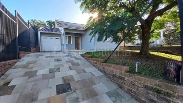 Casa de Alvenaria med. 153m2, 3 dormitórios 3 banheiros, garagem para 2 carros;