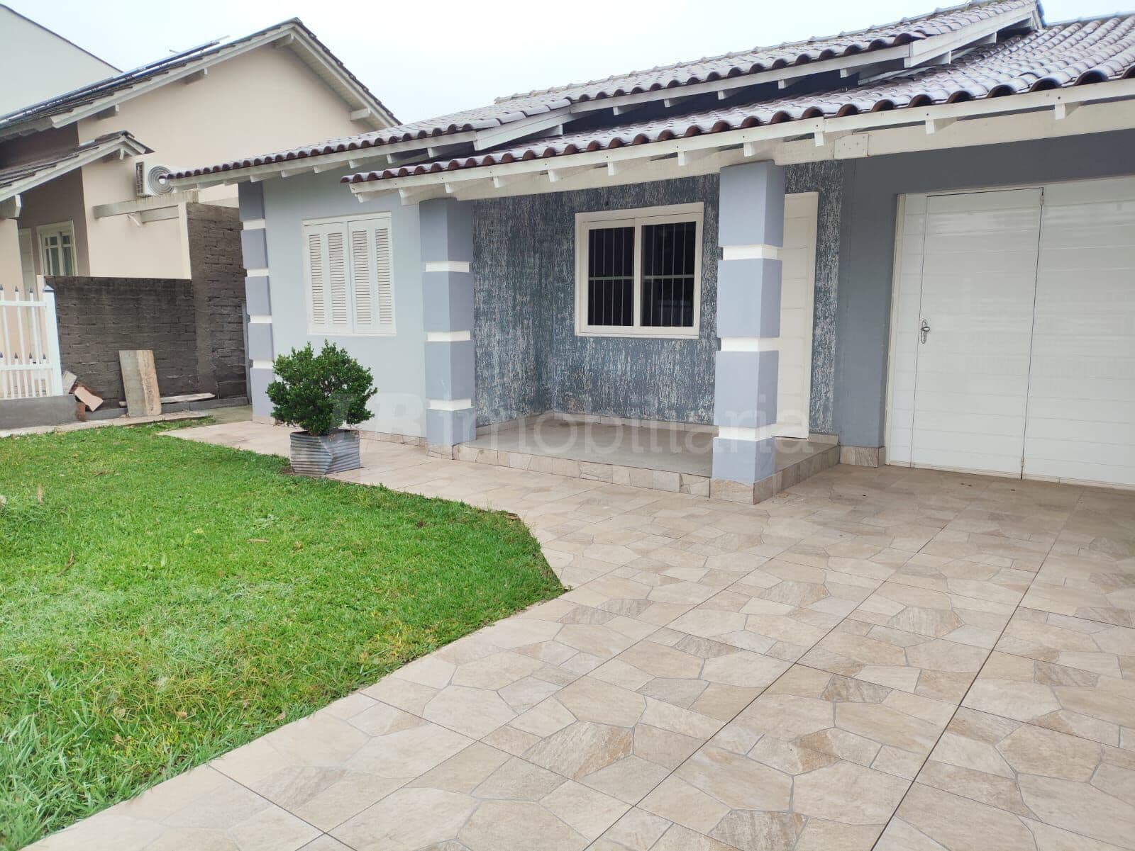 Casa Padrão 98m² Bairro Santa Tecla semimobiliada.