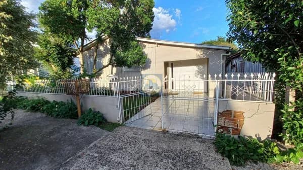 Casa Mista medindo 133m2, cercada com pátio nos fundos