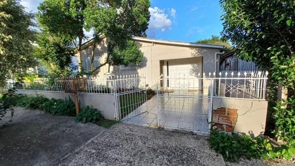 Casa Mista medindo 133m2, cercada com pátio nos fundos