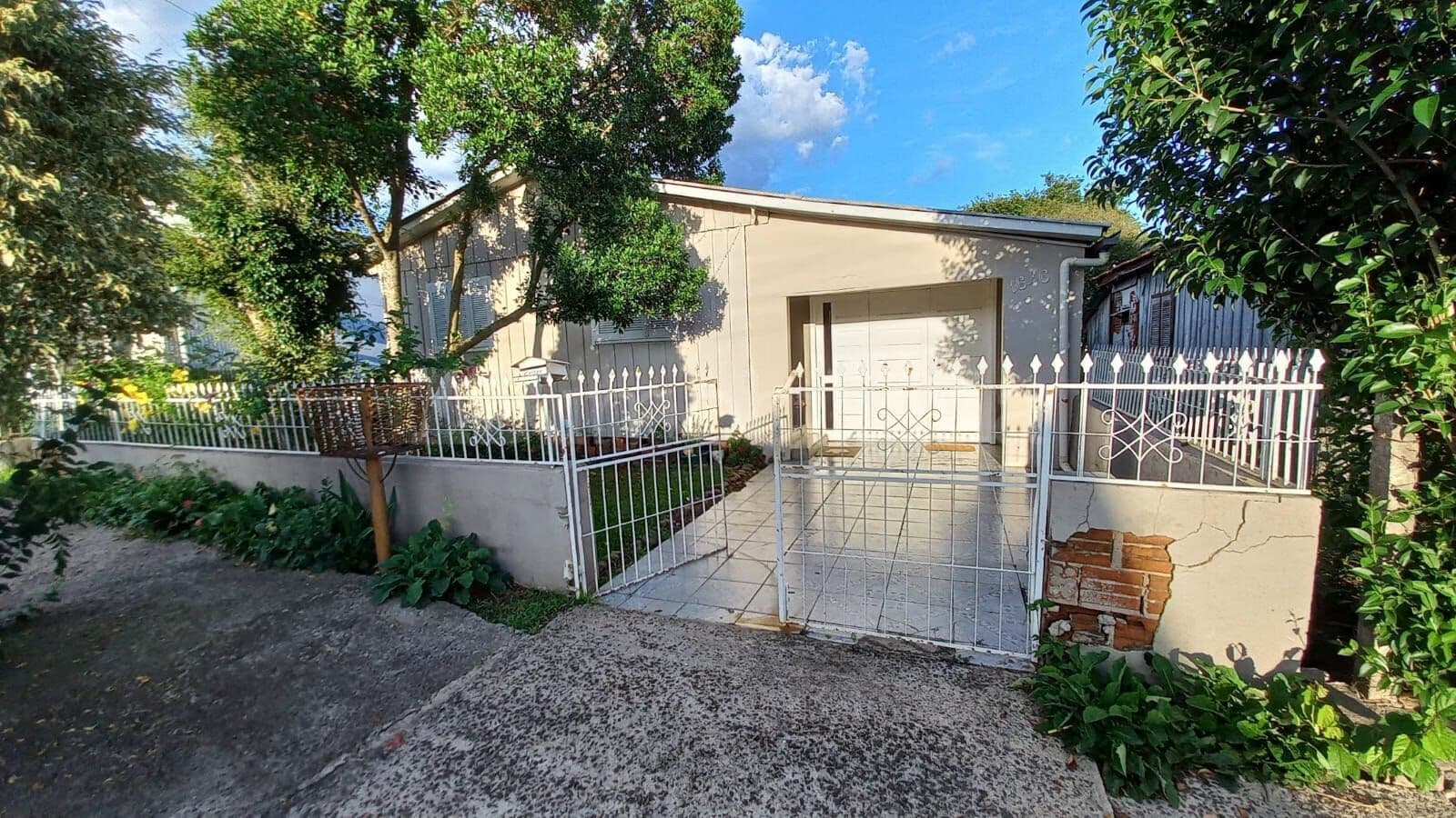 Casa Mista medindo 133m2, cercada com pátio nos fundos