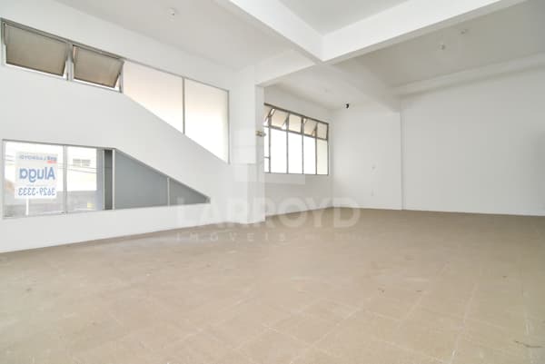 Sala comercial para aluguel — Térreo com Ampla Vitrine de Esquina