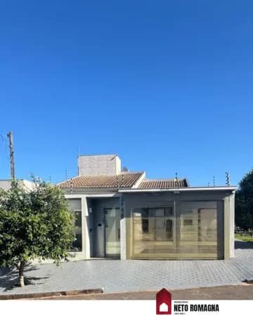 Casa com placas solares, armários e ar condicionado.