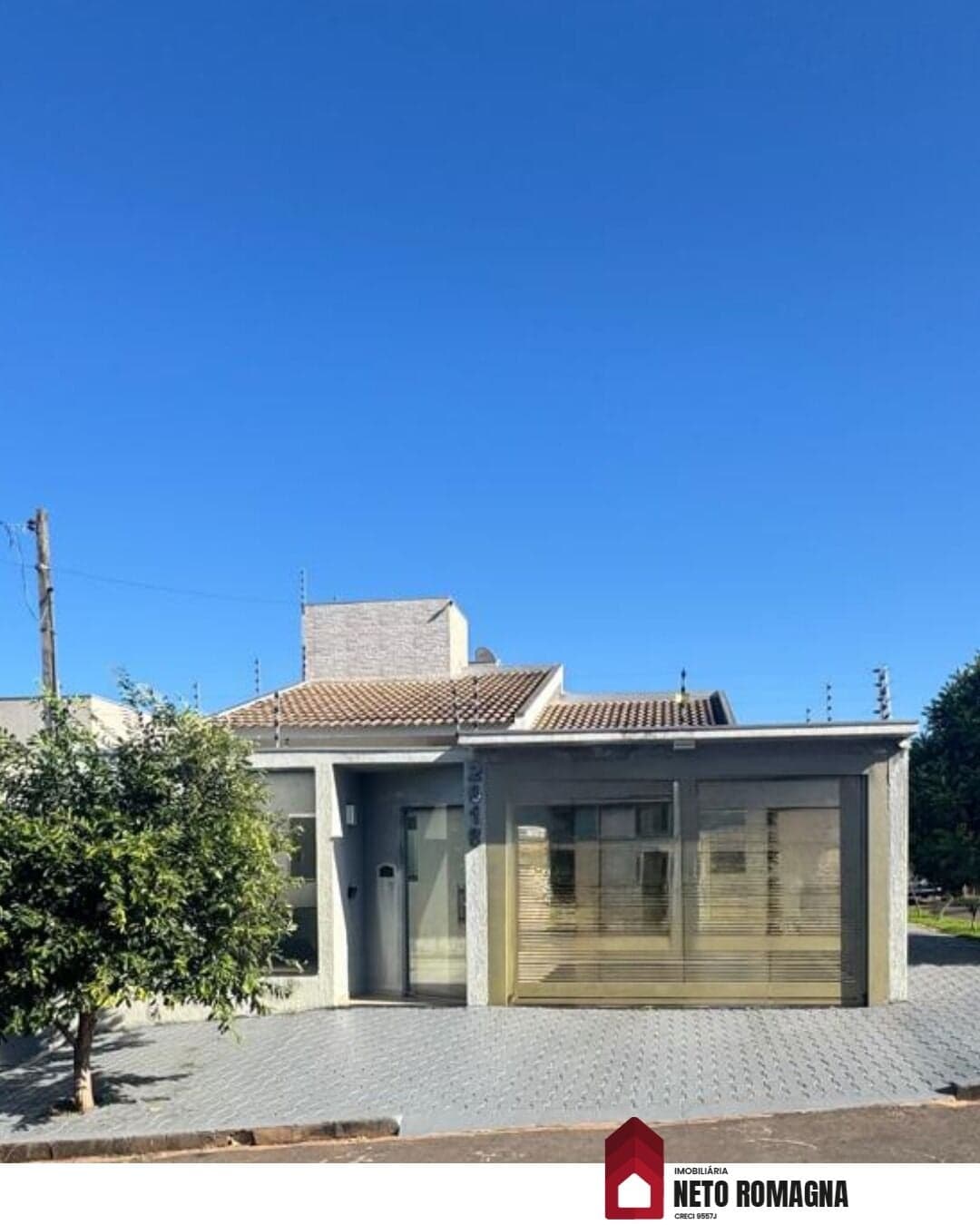 Casa com placas solares, armários e ar condicionado.