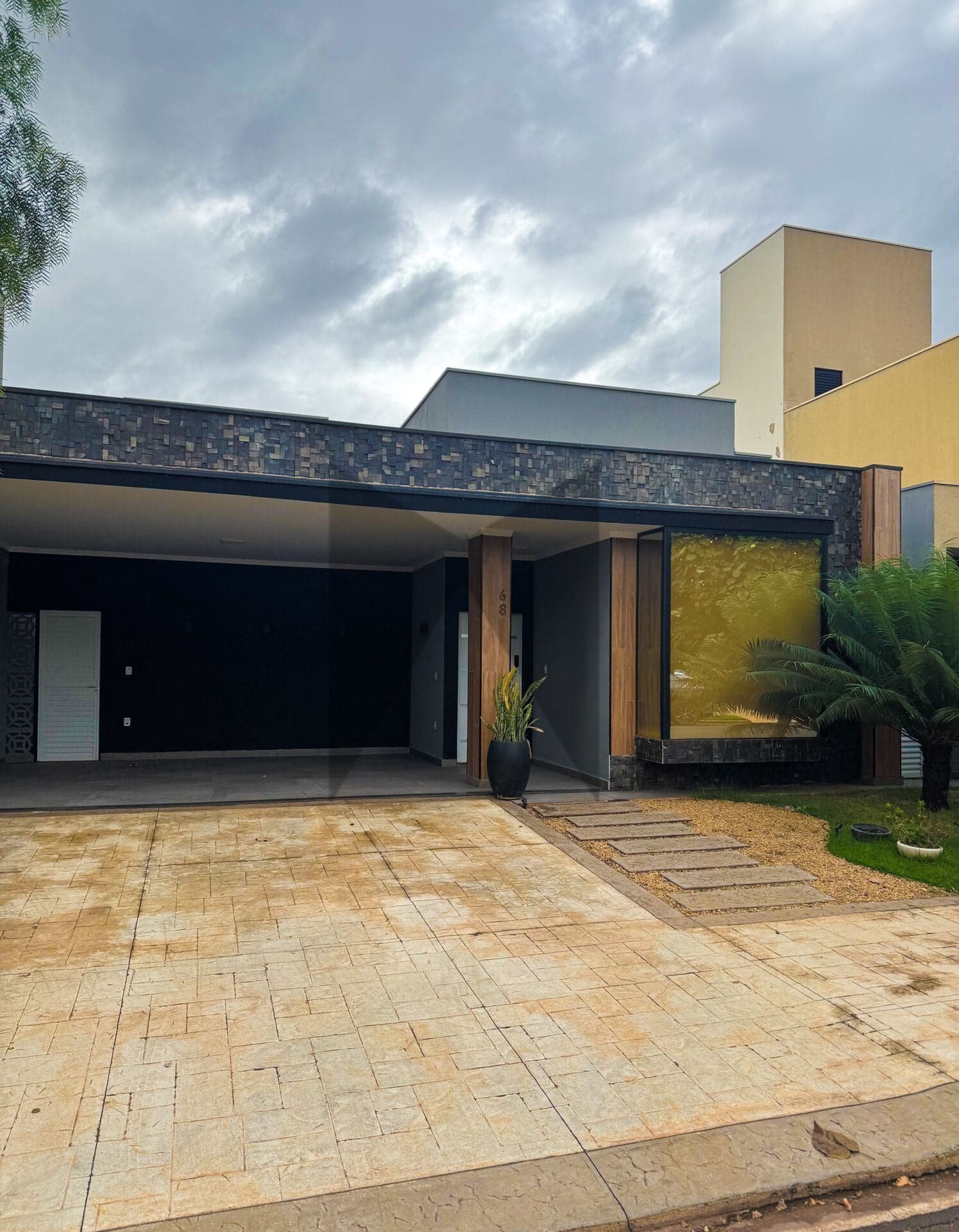 Casa de alto padrão no Condomínio Quinta do Salto com 3 Dormitórios e Piscina para Venda ou Locação