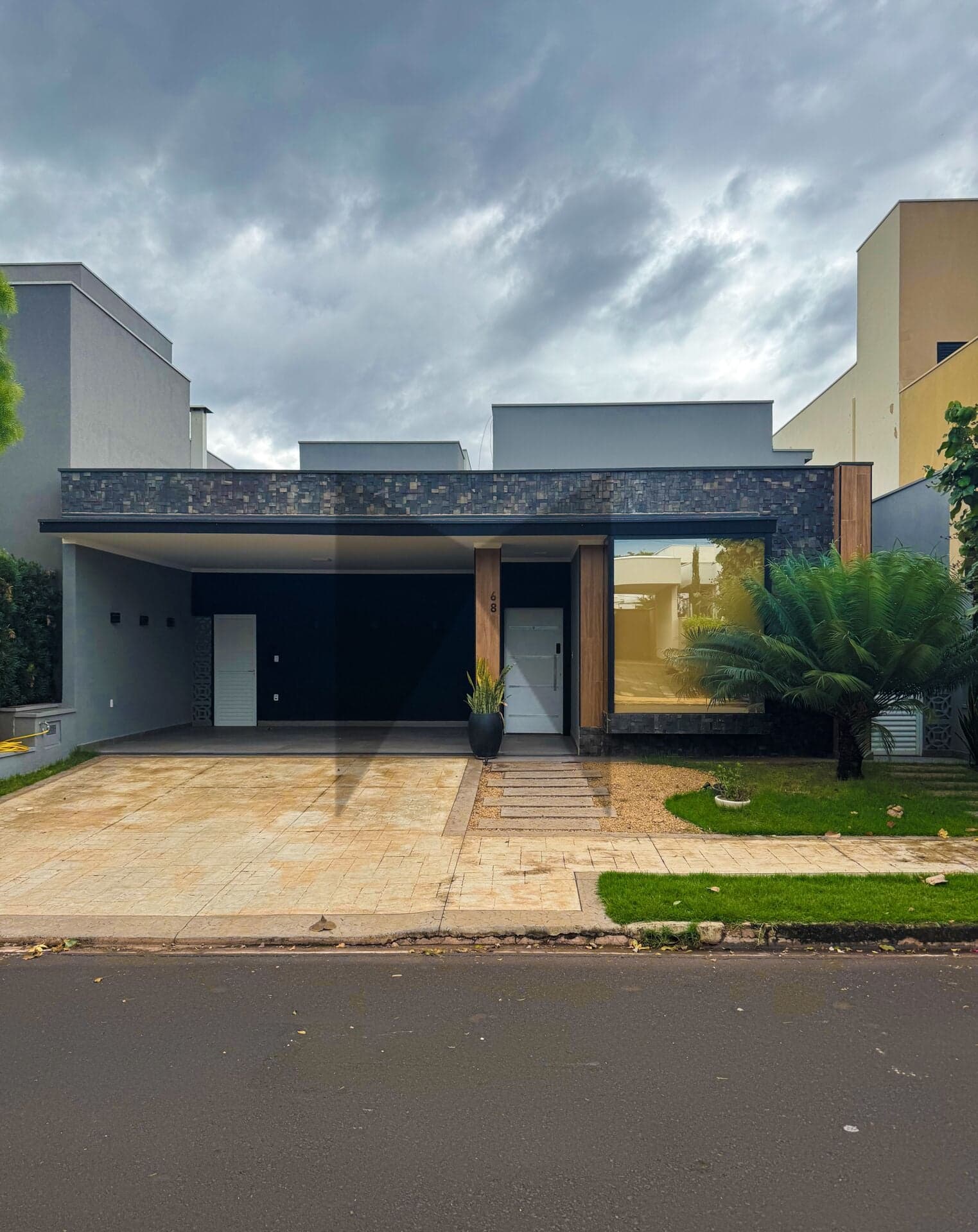 Casa de alto padrão no Condomínio Quinta do Salto com 3 Dormitórios e Piscina para Venda ou Locação