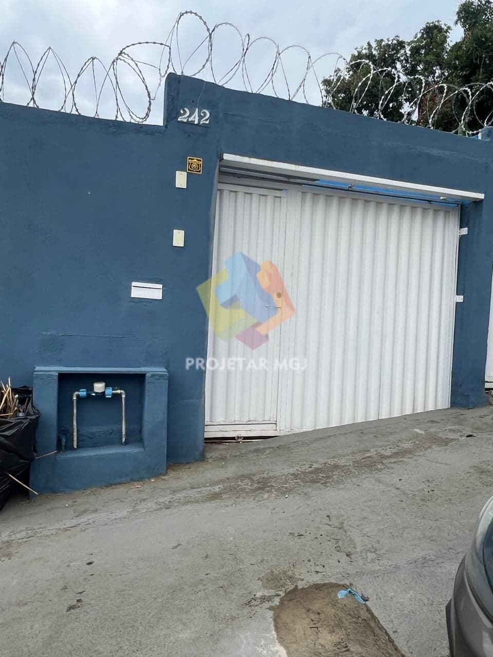 🏡 Vende-se uma casa geminada no São Benedito. Possui 180 metros quadrados meio lote
