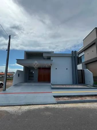 Casa de Alto Padrão com Piscina no Condomínio Real Park – Zona Oeste