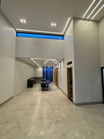 Casa Terrea no Jardins Capri, 3 suítes com escritório.