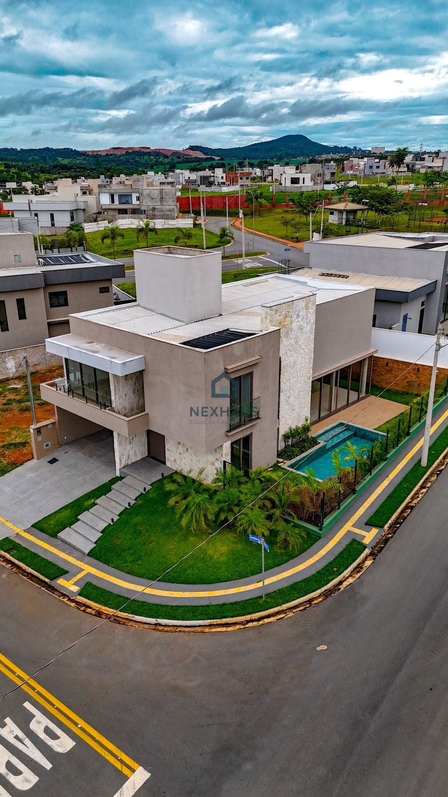 Sobrado no Jardins Capri, 4 suites, completo em armarios.