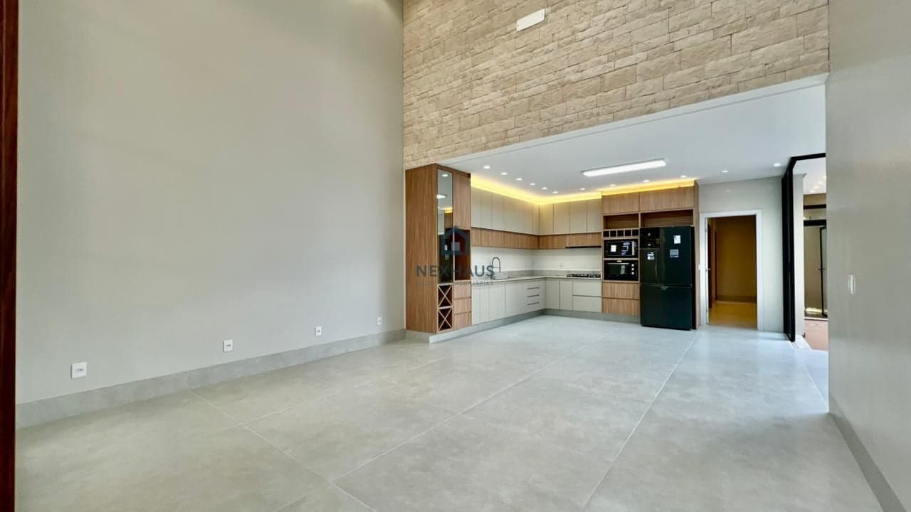 Casa Terrea, 3 suites, sem vizinho nos fundos.