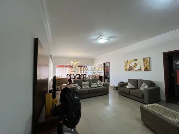 Casa de Condomínio com 4 Quartos e 4 banheiros para Alugar, 250 m² por R$ 7.500/Mês