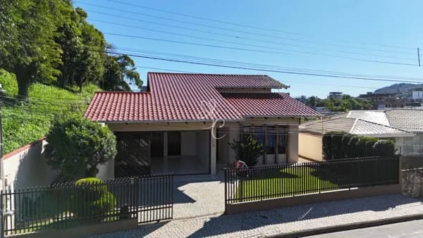 Residência plana, averbada, com piscina no Saguaçu