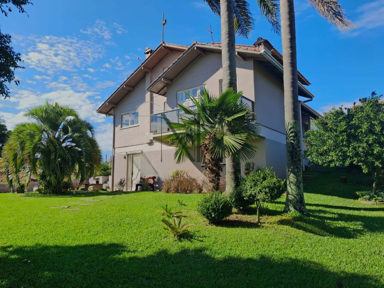 Linda casas, amplo terreno e área de lazer completa