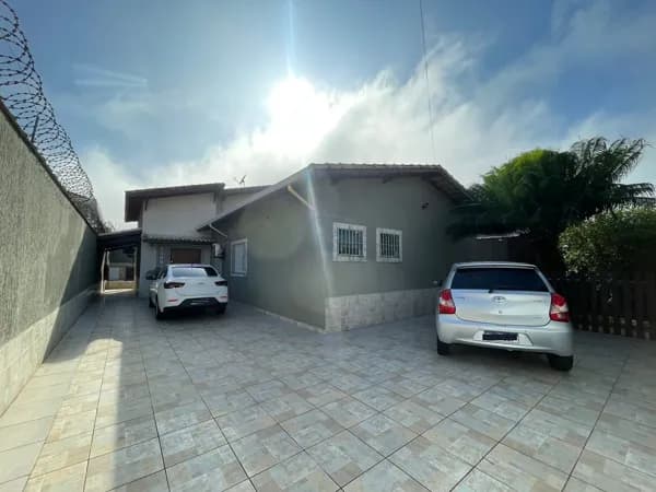 Casa 4 dormitórios - FLORIDA