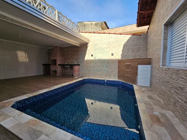 Casa com churrasqueira e piscina à venda em Praia Grande