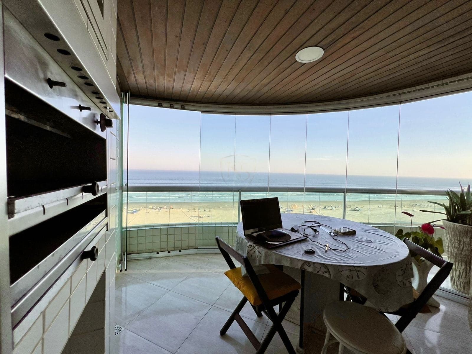 Apartamento frente ao mar a venda em Praia Grande SP